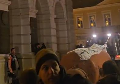 Приведени се 14 лица за насилството во Нови Сад, меѓу нив и возачот на цистерната со фекалии 