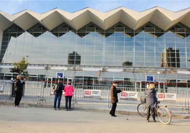 Состојбата на тројцата тешко повредени во несреќата во Нови Сад не е променета
