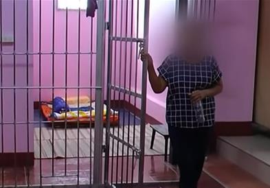 Мајка ја претворила собата на синот- наркоман во затворска ќелија, ќе биде казнета (ВИДЕО)