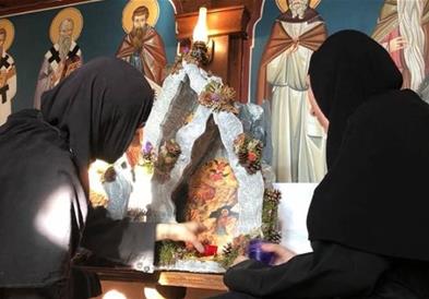 Сестрите од манастирот во Рајчица почнаа со изработка на божиќни пештери