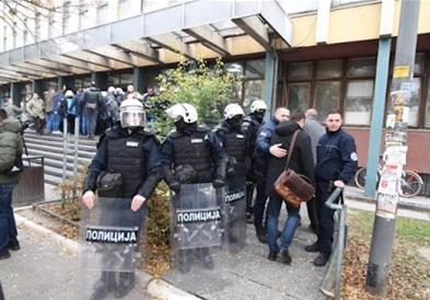 Опозициски пратеници и советници ја блокираа зградата на судот во Нови Сад