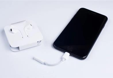 „Apple“ ја прекинува поддршката и за овој „Lightning“ адаптер