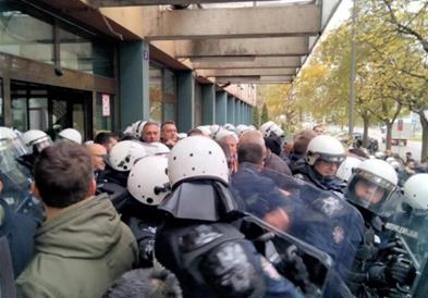 Нова блокада на обвинителството во Нови Сад,туркање меѓу припадници на опозицијата и полицијата