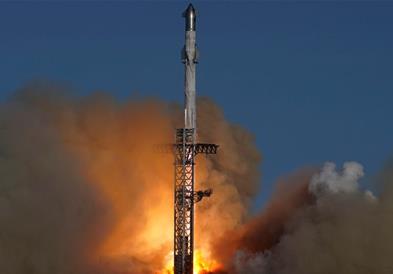 Најголемата ракета полета во вселената- на лансирањето Маск во друштво со Трамп (ВИДЕО)