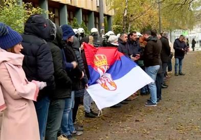 Српската опозиција трет ден по ред ја блокира зградата на судот и обвинителството во Нови Сад