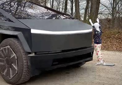 Cybertruck не препозна кукла на пат, иста технологија ќе имаат и роботаксите на Тесла (ВИДЕО)