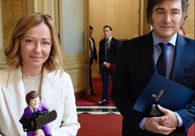 Аргентинскиот претседател и подари на Мелони фигура од себе како држи моторна пила