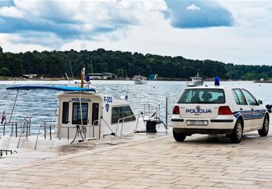 Драма во Сплит: Такси со патници погрешно сврте и заврши во море (ВИДЕО)