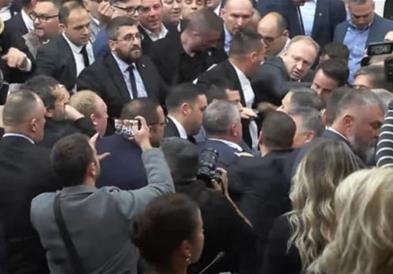Српска опозиција: Власта направи циркус од собраниската седница