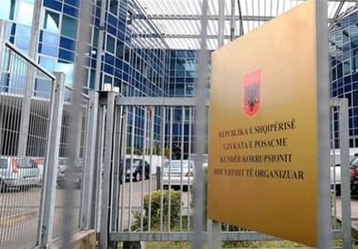 Во Албанија во полициска акција приведени високи полициски функционери, судии и новинари