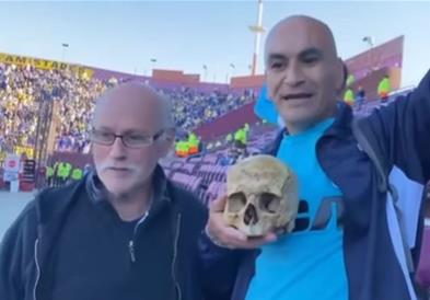 Навивач го донел черепот на дедо му на стадион за да „го гледа“ освојувањето на пехарот