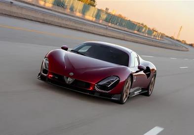 „Alfa“ се докажа на патеката: „Stradale“ достигнува до 333 km/h!