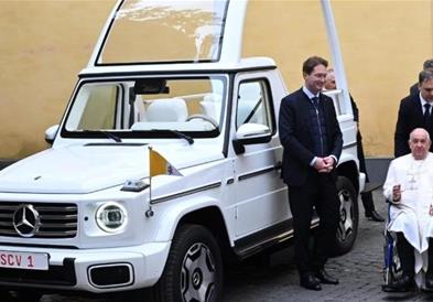 Мерцедес-Бенц му подари на папата нов електричен „папамобил“
