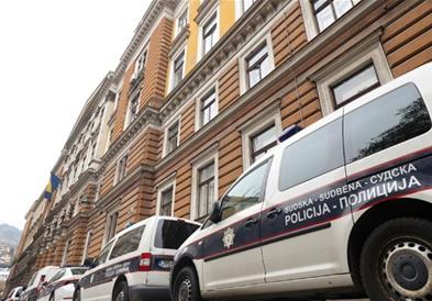 Малолетник уапсен во БиХ, осомничен дека 43 пати лажно пријавил бомби во училиштата