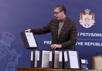 Вучиќ ја покажа документацијата за уривањето на настрешницата во Нови Сад,ќе се гради споменик 