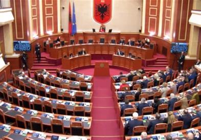 Пратениците во Албанија остваруваат над четири илјади евра месечни примања, половина бонуси