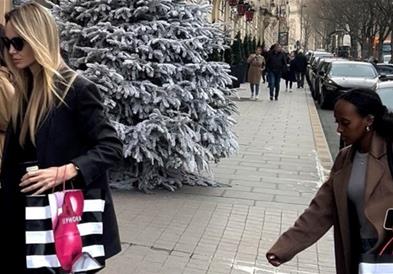Анџелина Џоли на шопинг во Париз со ќерката Захара (ФОТО)