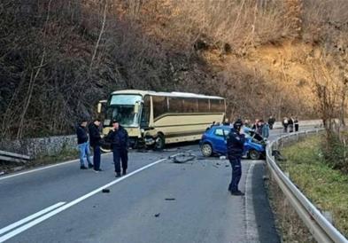 Автобус полн со деца од Косово се судри со автомобил, возачот е тешко повреден