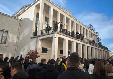 Тензии во и пред Собранието на Војводина додека се гласаше за буџетот