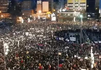 Фигаро: Во Србија младите на протести ја оспоруваат Владата, обвинувајќи ја за корупција