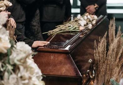 „Сега е полесно кога те нема“- ќерка ги разбесни сите со некрологот за смртта на мајка си 