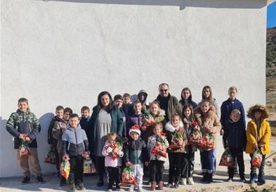 Македонски активисти ги стоплија срцата на децата во Туминец, Мала Преспа