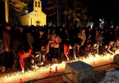 Стотици граѓани на Цетиње палат свеќи во чест на нивните 12 сограѓани (ФОТО)