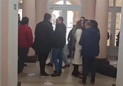 Полицијата избрка советници и пратеници кои го блокираа градското собрание во Нови Сад