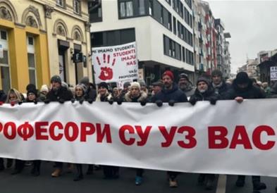Протестен марш во Нови Сад „4.000 наставници, 4.000 чекори“