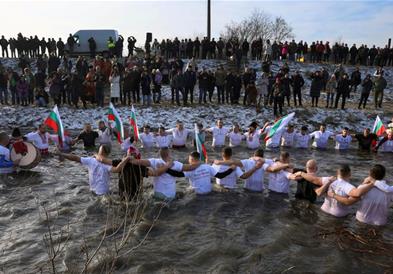 Бугари за Водици со зурли и тапани играат оро во реката (ВИДЕО)