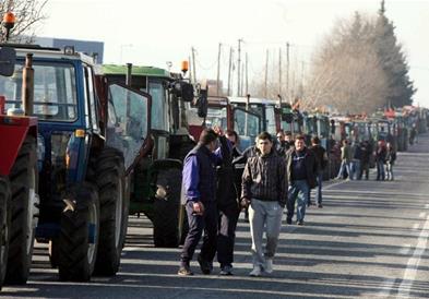 Грчките земјоделци се заканија дека ќе блокираат патишта кон Македонија