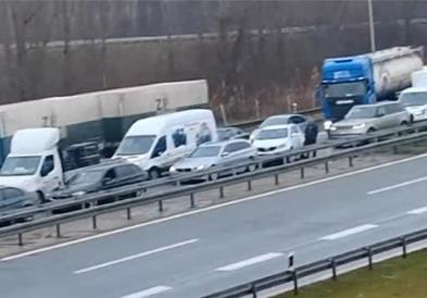 Пред српскиот Парламент голем број полициски возила, блокиран автопатот Нови Сад - Белград
