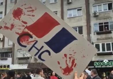Масовни протести во Нови Сад поради тепање студенти, носат транспаренти - „Уапсете го Вучиќ!“