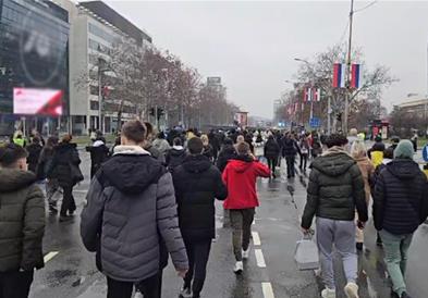 Студентите од Белград тргнаа на протестен марш кон Нови Сад
