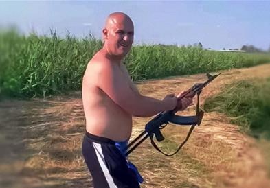Скандал во Хрватска: Доскорешниот министер држи калашников, претходно пукаше од пиштол (ВИДЕО)