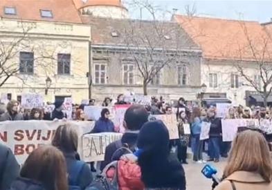 Студентите од три хрватски градови со протестен молк ги поддржаа своите колеги во Србија