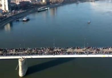 Блокадата на „Мостот Слобода“ во Нови Сад траеше цела ноќ, студентите спиеја на улица