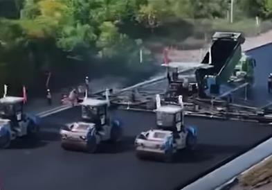 Во Кина роботи асфалтирале 158 километри автопат, не работел ниту еден човек (ВИДЕО)