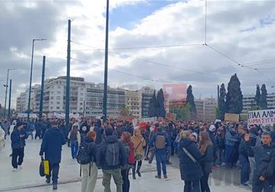Мирен и масовен протест во Атина поради железничката несреќа кај Темпи