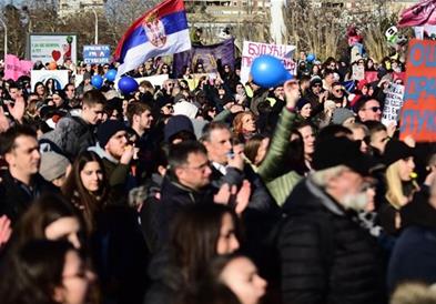 Студентите го блокираа Нови Сад, голем протест и во Белград (ВИДЕО)