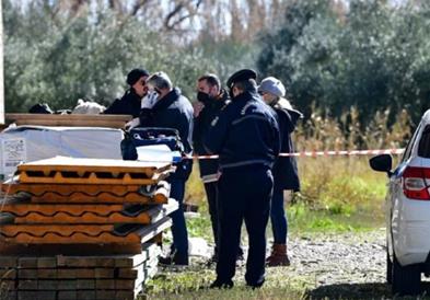 Драма во Грција: Забарикадиран маж убил две лица, се заканува со граната (ВИДЕО)