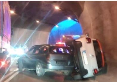 Фото: Тешка сообраќајка во тунел на Златибор: Автомобил превртен, делови насекаде