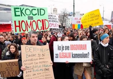 Студентите во БиХ бараа одговорност за жртвите и уништувањето во минатогодишните поплави