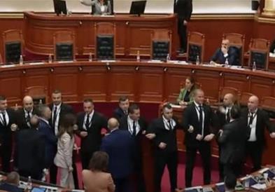 Тензично во албанскиот Парламент, седницата прекината