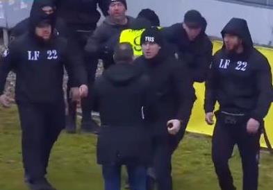 Видео: Хулигани претепаа делегат на фудбалски натпревар во Бугарија 