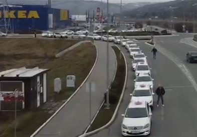 Стотици таксисти ги враќаат студентите кои пешачеа три дена до Крагуевац