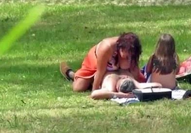 Фото: Перверзно и срамно: Родители во парк имаат секс пред детето!