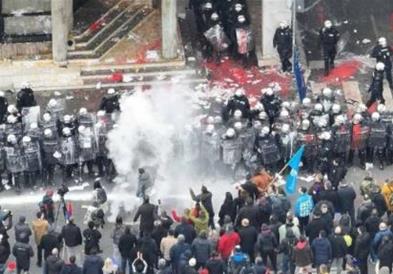Судир меѓу полиција и граѓаните во Нови Сад