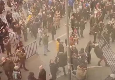 Во Нови Сад приведени петмина опозиционери