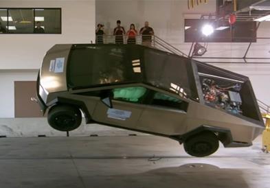 Тесла ја рекламира безбедноста на контроверзниот Cybertruck (ВИДЕО)
